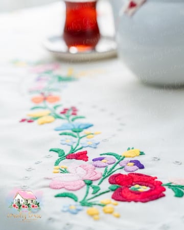 3684 مفرش انتيك مطرز طريق الزهور