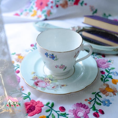 كوب مع صحن انتيك من رويال أديرلي وباراجون - المنزل الريفي الهادئ