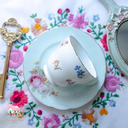 كوب مع صحن انتيك من رويال أديرلي وباراجون - المنزل الريفي الهادئ