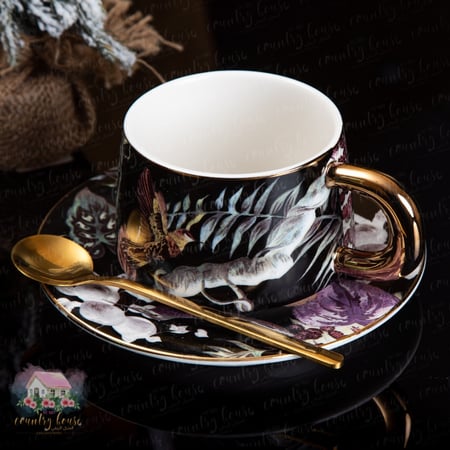 كوب كلاسيكي أنيق مع ملعقة وصحن