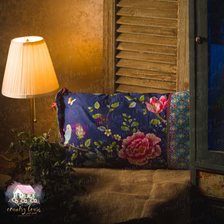 كوشن أزرق مميز بوجهين من بيب ستوديو - المنزل الريفي الهادئ