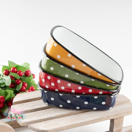 صينية معدنية مع غطاء أحمر منقط - المنزل الريفي الهادئ