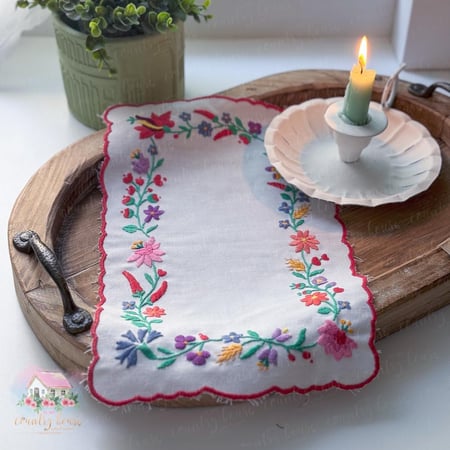 مفرش انتيك مطرز بالورود مع حواف حمراء - المنزل الريفي الهادئ