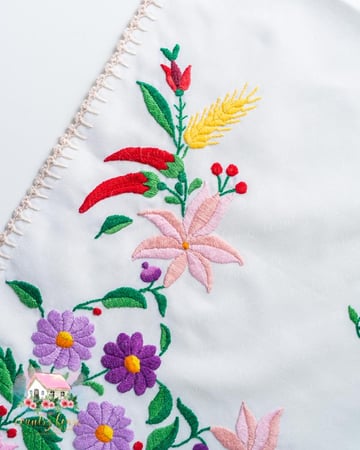 3696 مفرش انتيك مطرز زهور الحقل