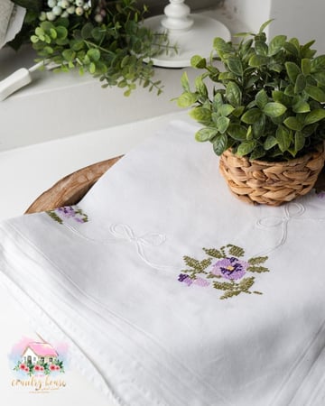 مفرش أناقة البنفسج المطرز - المنزل الريفي الهادئ