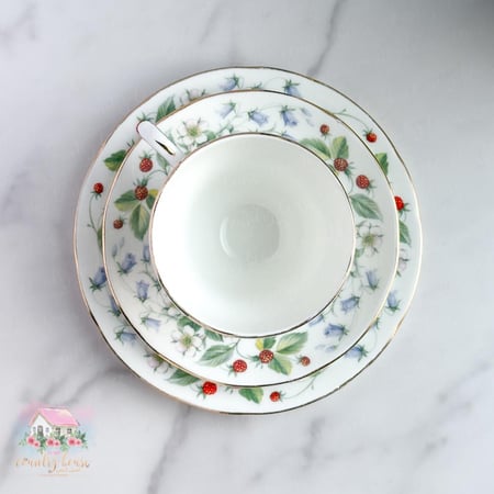 كوب مع صحنين انتيك من دوتشس - المنزل الريفي الهادئ