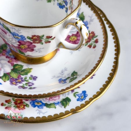 3424 كوب مع صحنين انتيك من رويال ستافورد