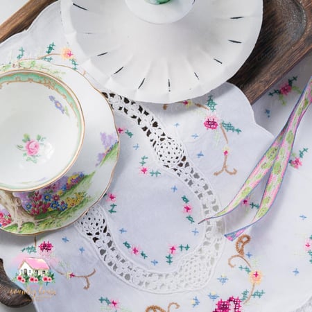 مفرش هاندميد مطرز بالورود - المنزل الريفي الهادئ