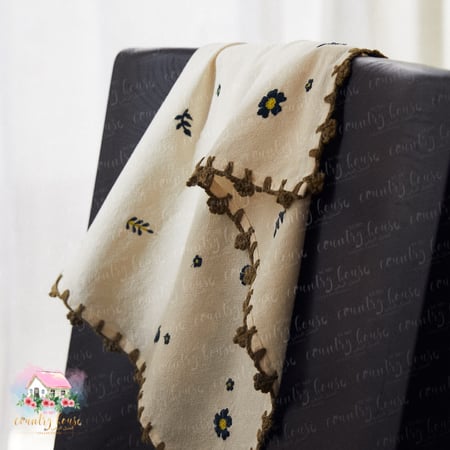 مفرش الزهور الخضراء بحواف مطرزة - المنزل الريفي الهادئ