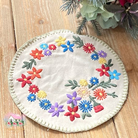 مفرش مورد مطرز - المنزل الريفي الهادئ