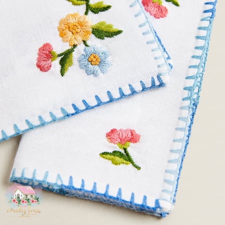 مفرش الورود مطرز هاندميد - المنزل الريفي الهادئ