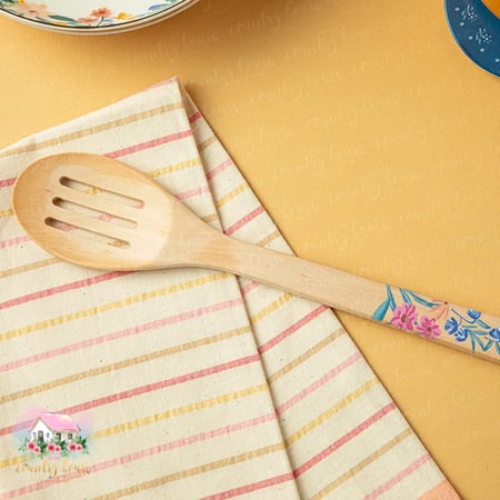 ملعقة خشبية موردة بيضاوية الشكل - المنزل الريفي الهادئ