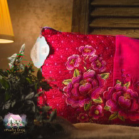 كوشن مطرز الورود الحمراء من بيب ستوديو - المنزل الريفي الهادئ