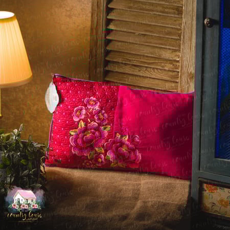 كوشن مطرز الورود الحمراء من بيب ستوديو - المنزل الريفي الهادئ