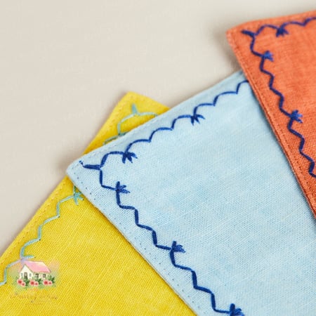 كوسترات مطرزة بألوان منعشة - المنزل الريفي الهادئ