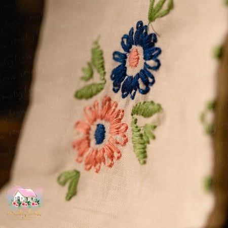 مفرش الورود المطرز - المنزل الريفي الهادئ