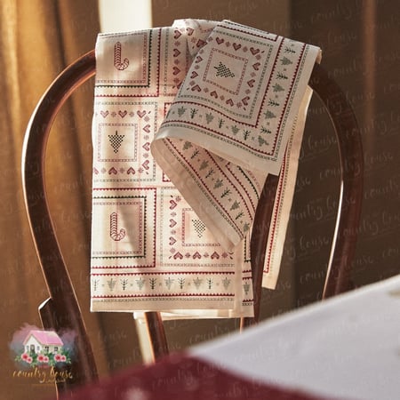 مفرش أبيض بزينة الشتاء - المنزل الريفي الهادئ