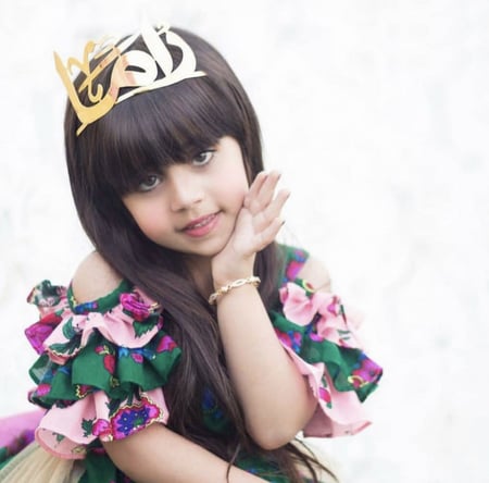 تاج بالاسم للاطفال تُصمم على الطلب