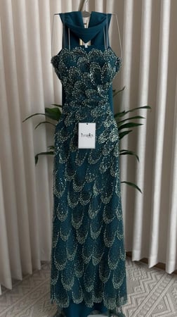 فستان سهرة مطرز بالكامل