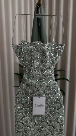 فستان سهرة مطرز بالكامل معا شال