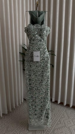 فستان سهرة مطرز بالكامل معا شال