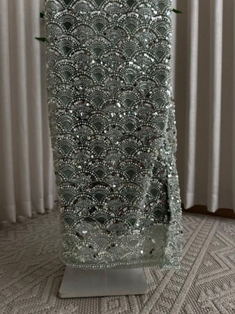 فستان سهرة مطرز بالكامل معا شال