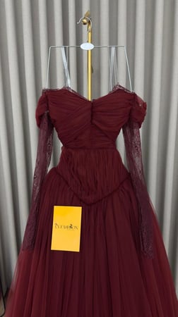 فستان سهرة تل تيواني أكمام دانتيل