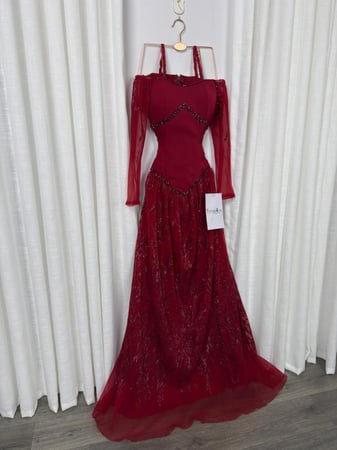 فستان سهرة عودي بأكمام طويلة