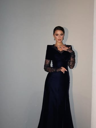 فستان سهرة مخمل أكمام دانتيل