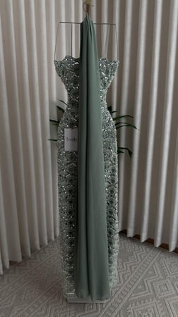 فستان سهرة مطرز بالكامل معا شال