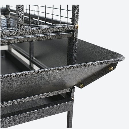 قفص طيور وسط