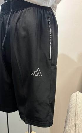 شورت اديداس لون رمادي