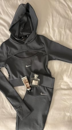 طقم رياضي نايك باللون الرمادي الغامق