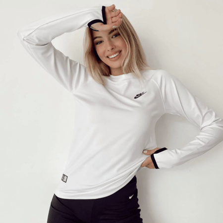 تيشيرت نايك باللون الأبيض كم طويل بفتحة كف