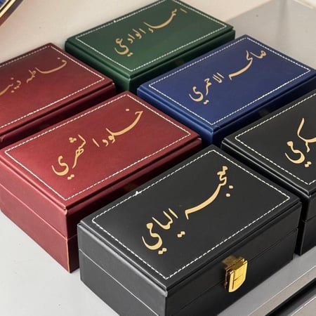 صندوق جلد مقسم يحتوي على (نص اوقية عود موروكي محسن + ربع تولة مسك)