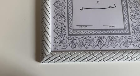 لوحة توقيع عقد القران / فضي وأبيض «مع قلم ريشة مجانًا»