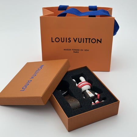 ميدالية لويس فيتون طقم احمر