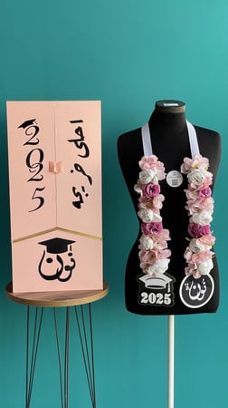 عقد تخرج ورد صناعي مع بكس بالاسم