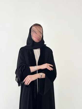 عباية كريب كوري ملكي سواد فاحم بياقه واطراف مخمل