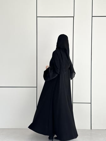 عباية كريب كوري ملكي سواد فاحم بياقه واطراف مخمل