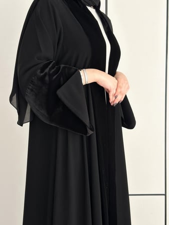 عباية كريب كوري ملكي سواد فاحم بياقه واطراف مخمل