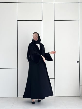 عباية كريب كوري ملكي سواد فاحم بياقه واطراف مخمل