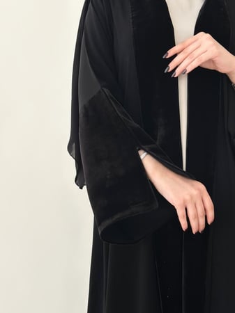 عباية كريب كوري ملكي سواد فاحم بياقه واطراف مخمل