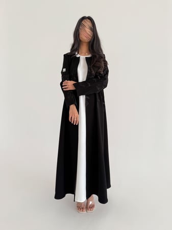 عباية بتطريز اسود