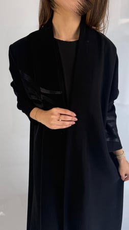 إيفاء | عبايه كريب اندنوسي معى هاري تطريز على صدر والكم