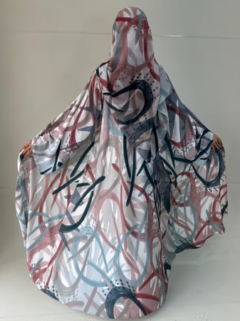 عبايه شيفون مبطن مع طرحتها