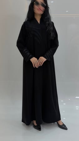عباية بتطريز اسود