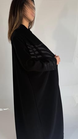 إيفاء | عبايه كريب اندنوسي معى هاري تطريز على صدر والكم