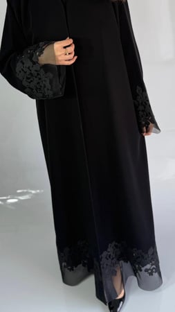 أفراح | عبايه كريب اندنوسي على تفته تخريم ودنتل