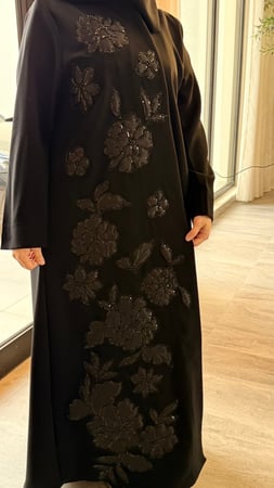 عباية تطريز ورد اسود